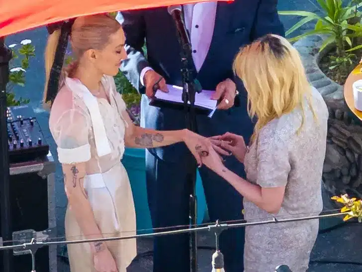3926bcc2b0b046a4b880bafa01fee9bf_md-1 Kristen Stewart and Dylan Meyer Celebrate Marriage in Intimate Los Angeles Ceremony